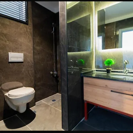 Aura Hotel *
