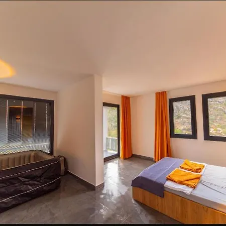 Aura Hotel *
