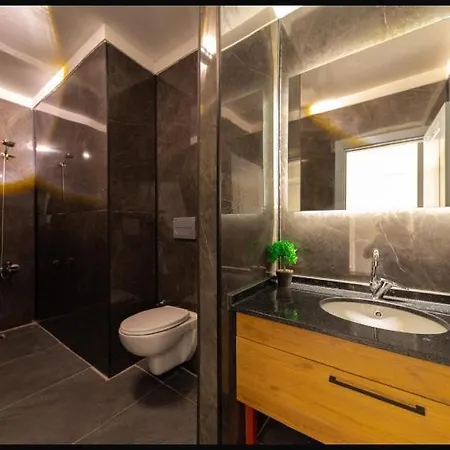 Aura Hotel *